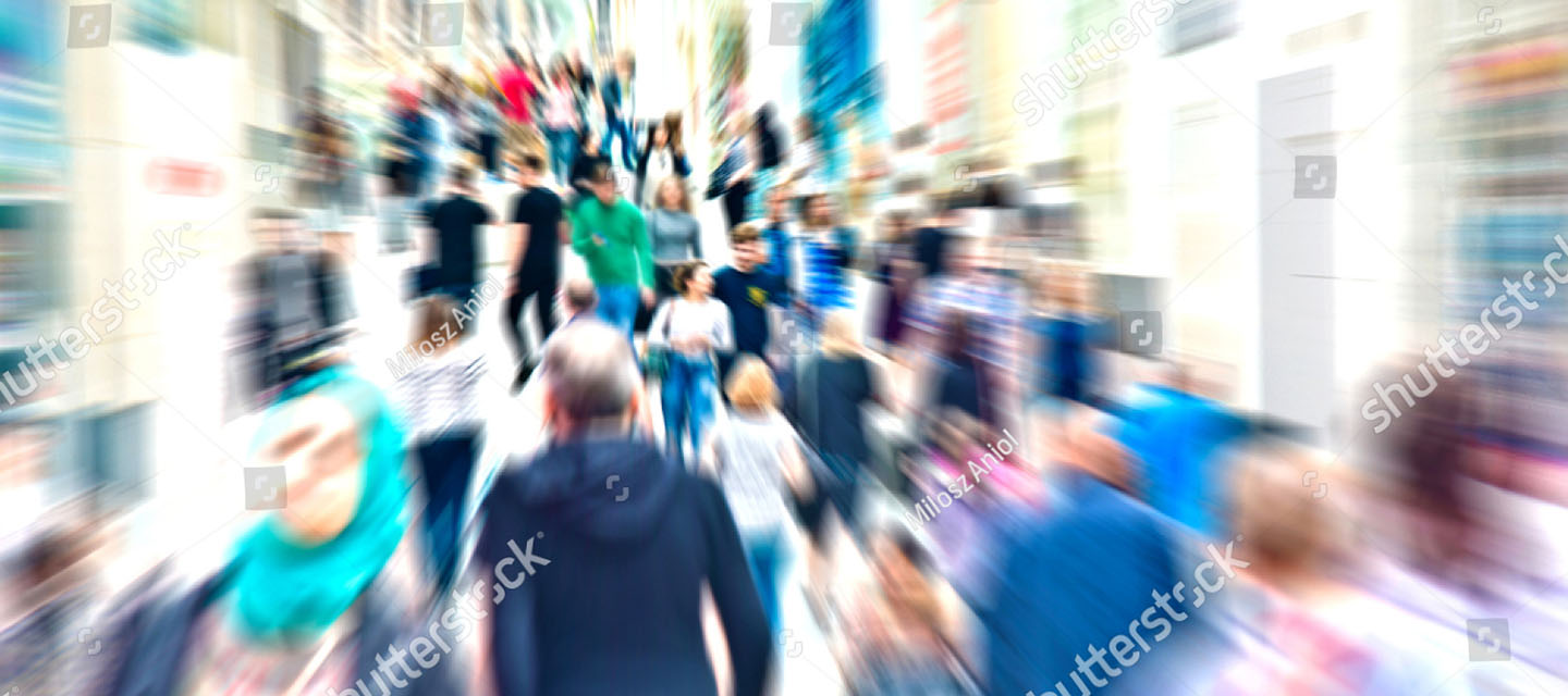 stock-photo-hurrying-crowd-of-people-on-the-street-abstract-motion-picture-concept richting geven
